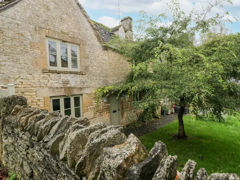 Cottage with garden - Image 1