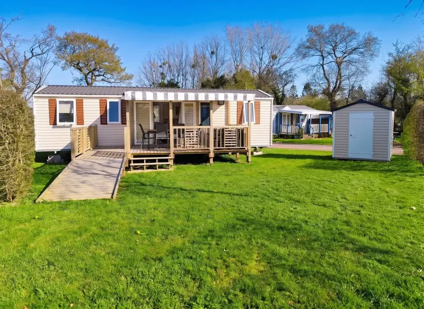 Holiday home with terrace, BBQ & pool - Image 1