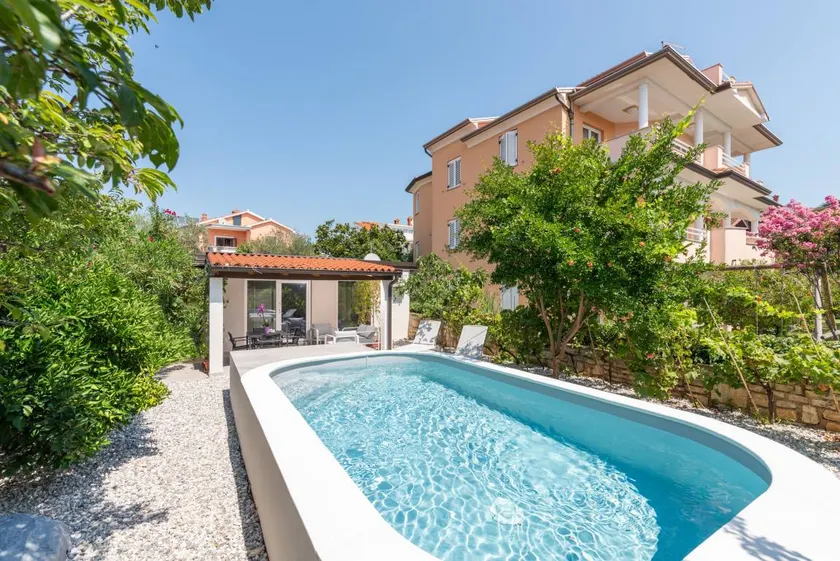 Child-friendly house with pool - Image 1