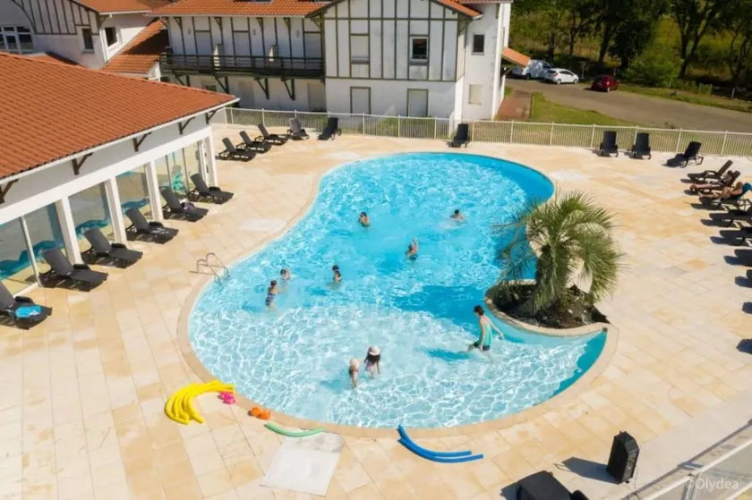 Flat with heated pool & terrace - Image 1