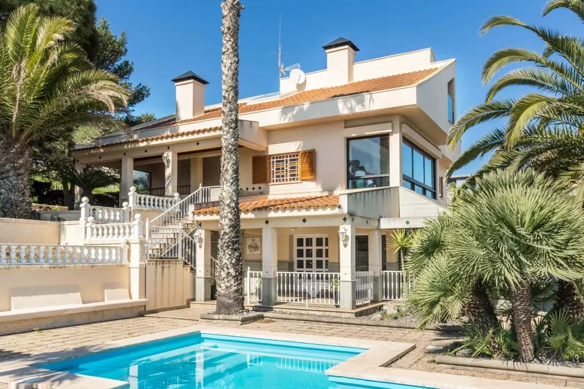 Nice holiday home with garden, private pool & terrace | Mountain view | Suitable for remote work - Image 1