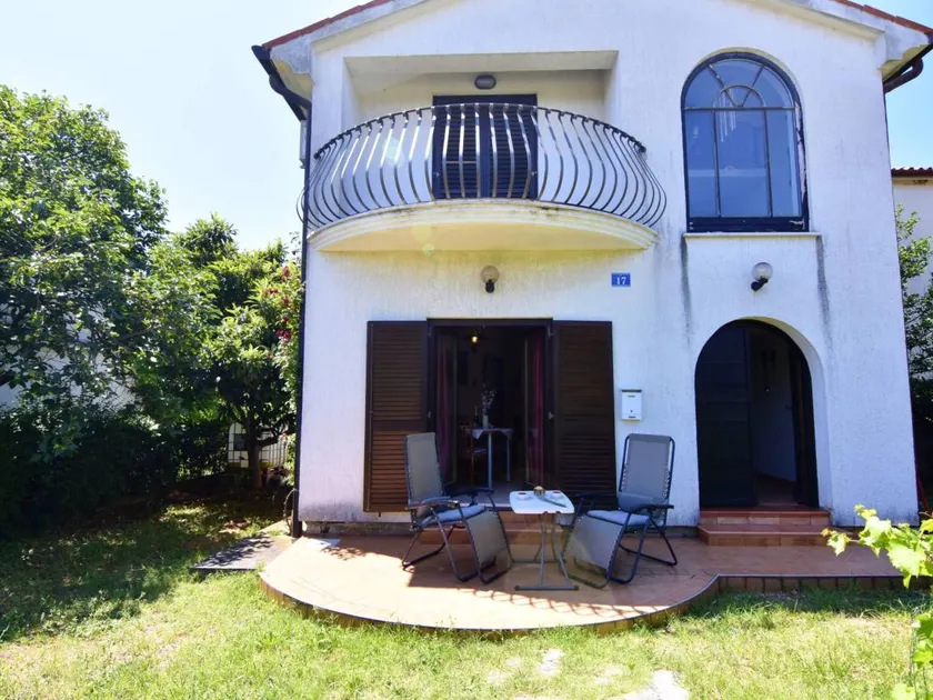 Apartamento vacacional con jardín y terraza - Image 1