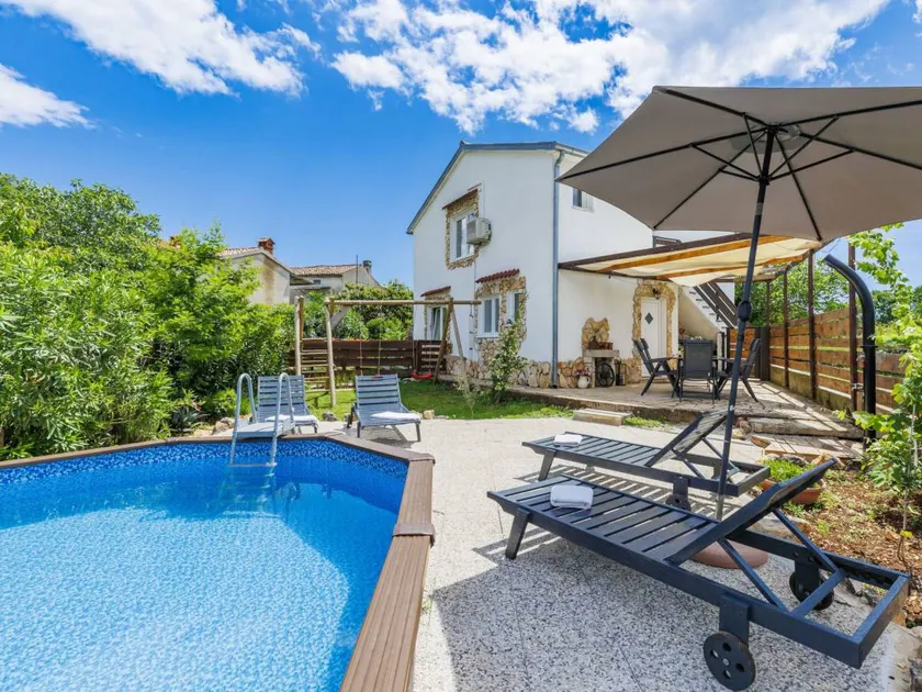 Holiday home with barbecue, garden & terrace - Image 1
