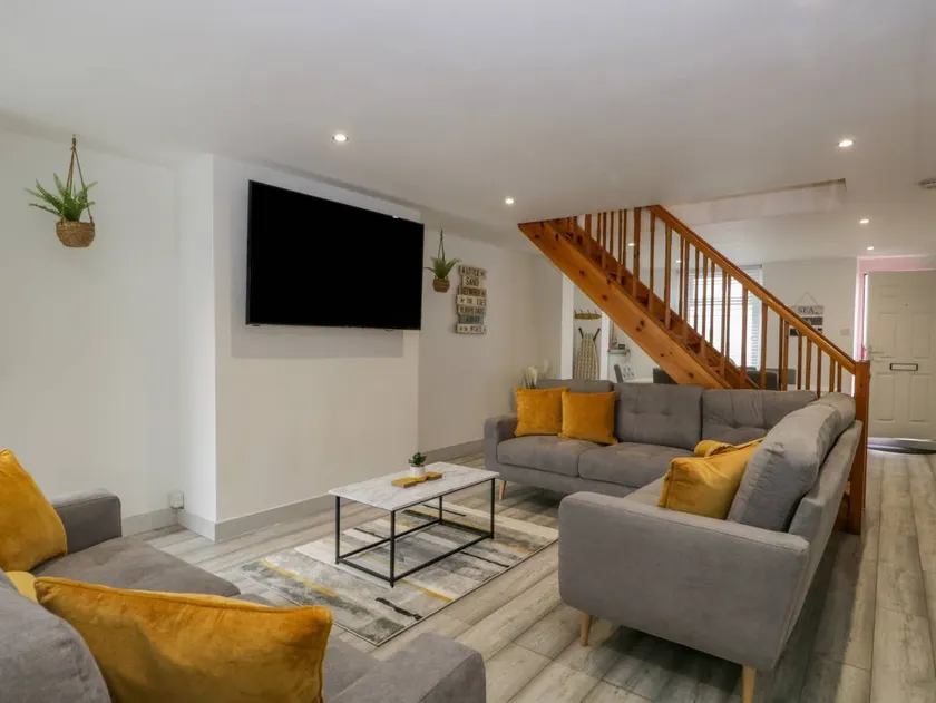Cottage with garden & barbecue | Beach view - Image 1