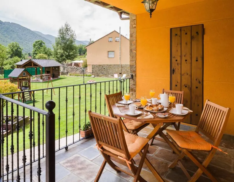 Spettacolare casa accogliente e familiare con piscina, terrazza e giardino | Vista sulla montagna | Ammette cani - Image 1