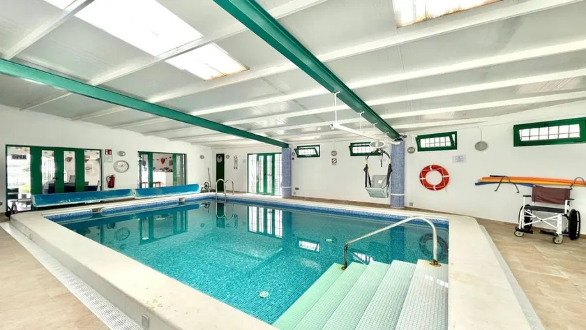 Apartamento con barbacoa, piscina y jardín - Image 1