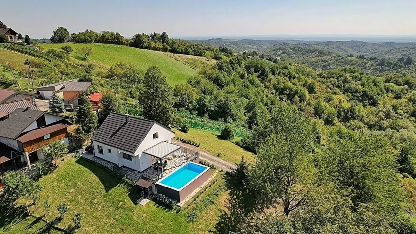Villa with BBQ, garden & pool - Image 1
