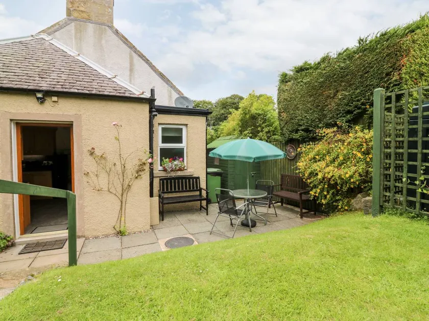 Lovely cottage with garden - Image 1