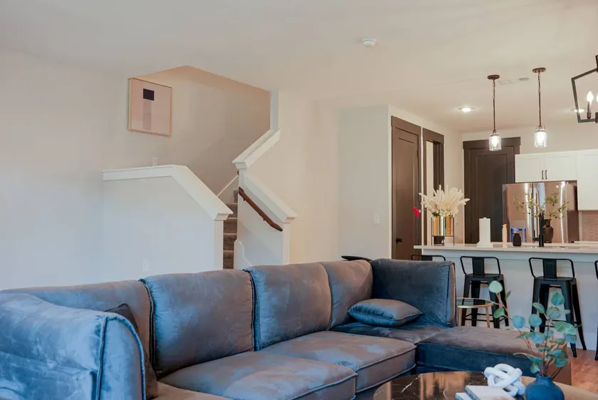 Loft, New Luxurious Large 3BR, Sleeps 9 + Parking - Image 1