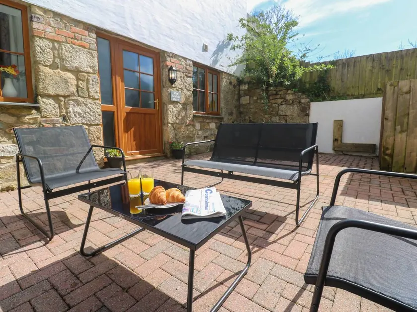 Cottage with garden - Image 1