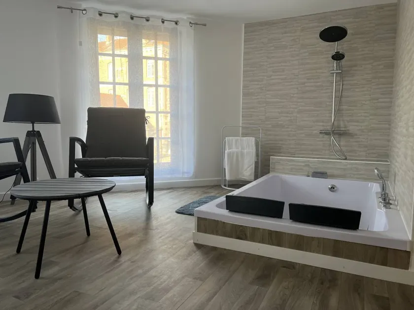 Dedicated room with jacuzzi | City view - Image 1