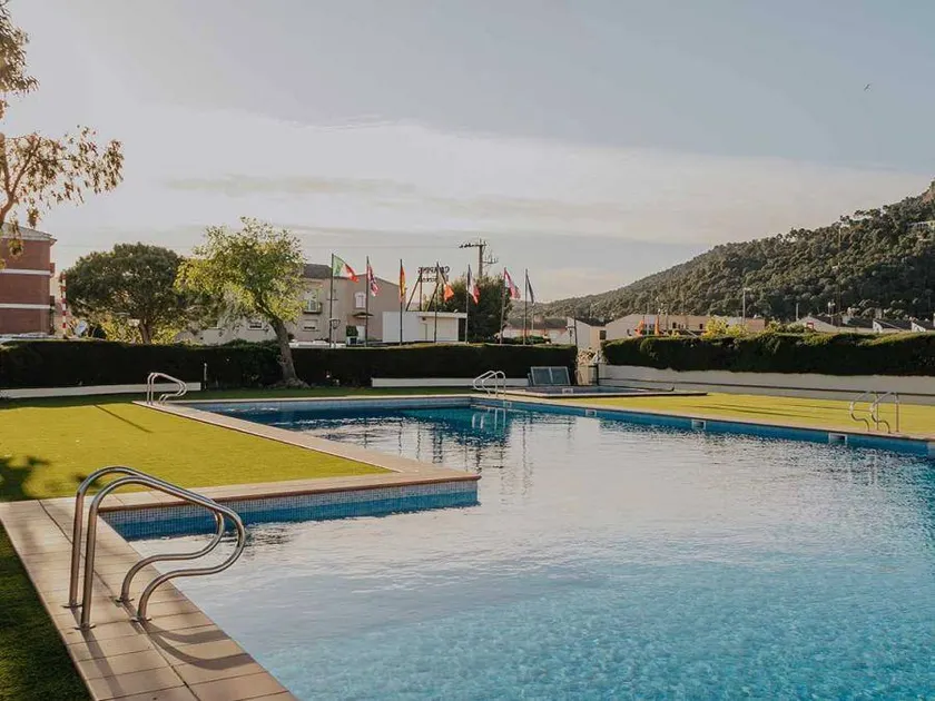 Bungalow with terrace & pool - Image 1