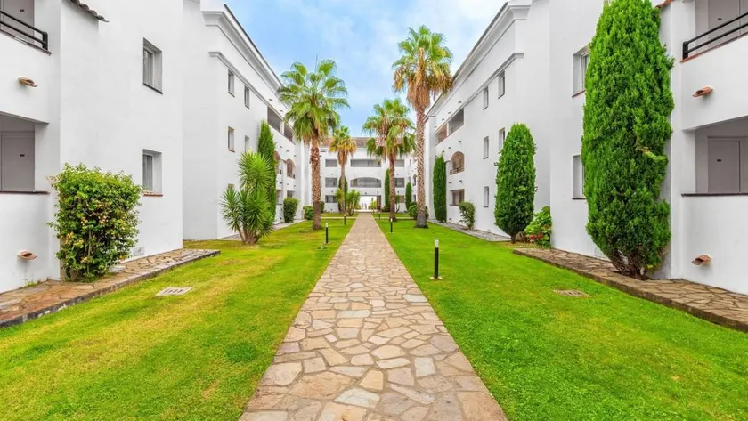Pleasant apartment with terrace & pool | Sea view | Next to the beach | Dogs allowed - Image 1