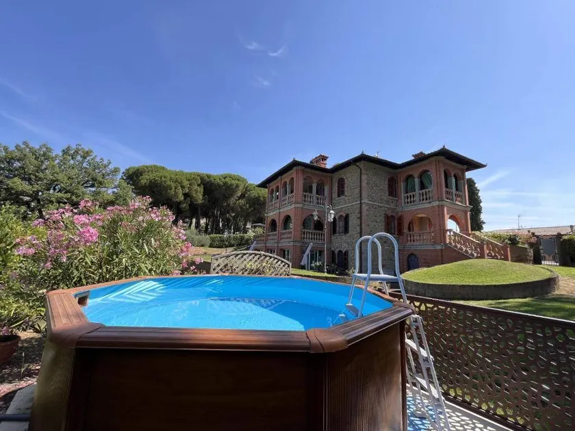 Villa avec terrasse, jardin et piscine privée | Vue piscine - Image 1
