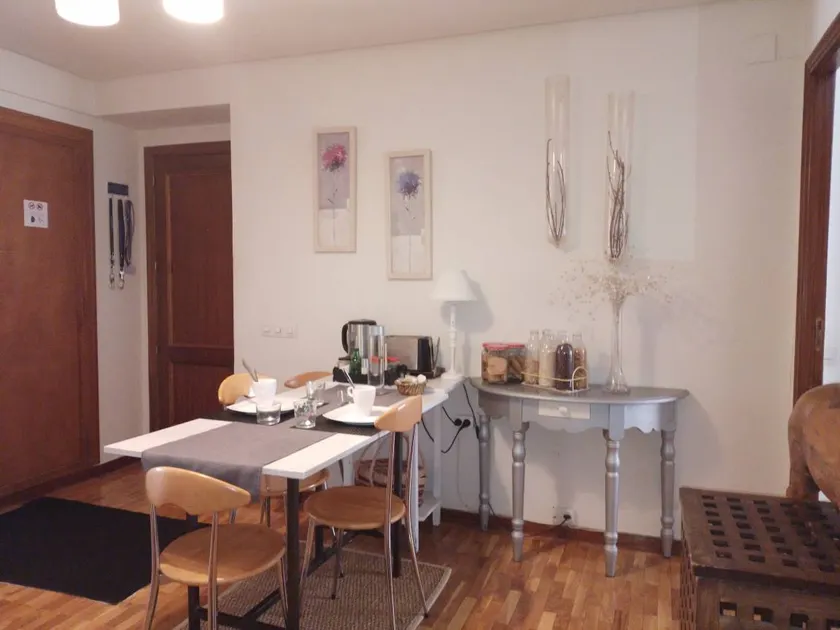 Acogedora habitación con Balcón y Vistas a la Ciudad - Image 1