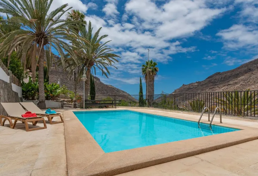 Holiday home with pool, terrace & garden - Image 1