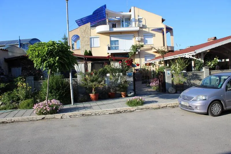 Family Hostel Dan Kolov - Image 1