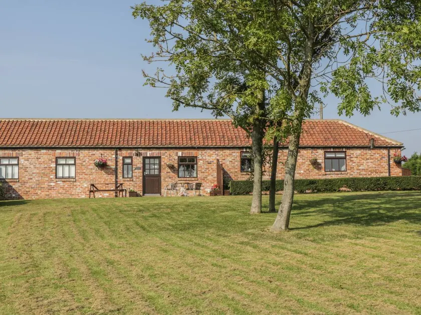 Family-oriented cottage with garden - Image 1
