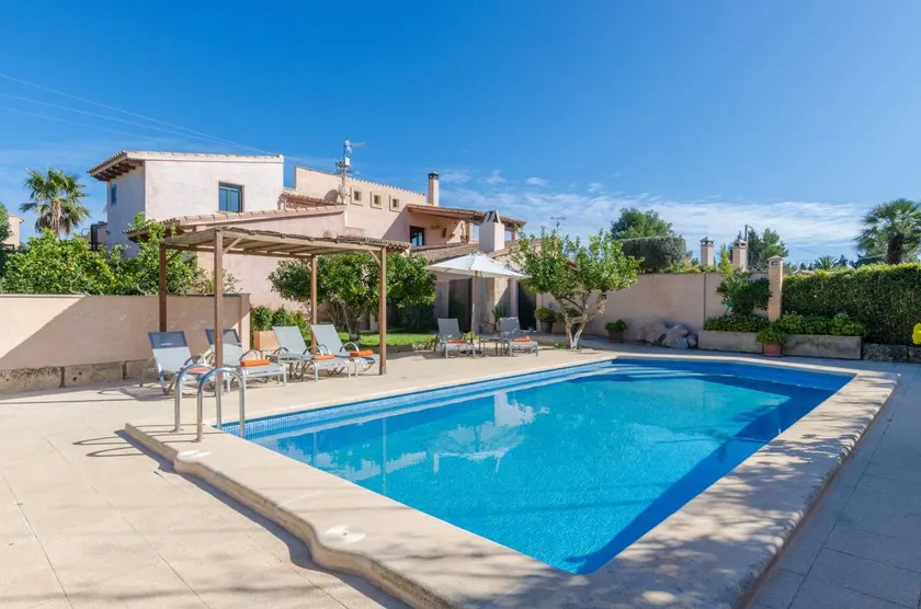 Villa avec barbecue, piscine privée et jardin - Image 1