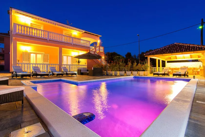House with barbeque, garden & private pool - Image 1