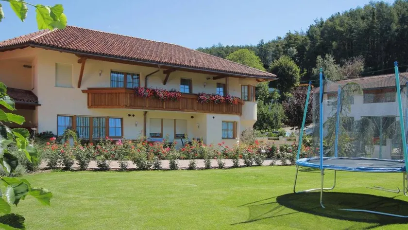 Flat with pool & garden - Image 1
