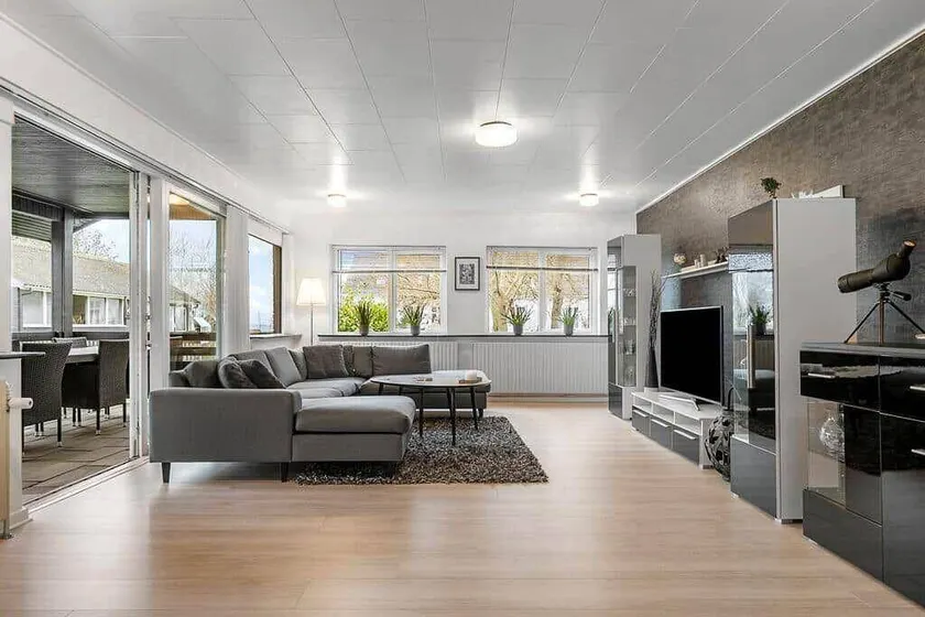 Holiday home with terrace - Image 1