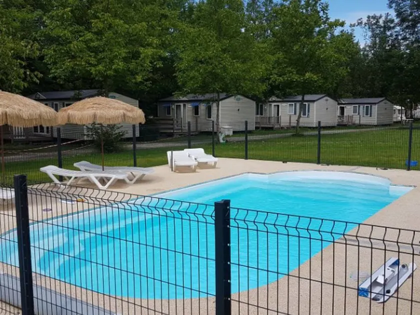 Chalet with pool - Image 1