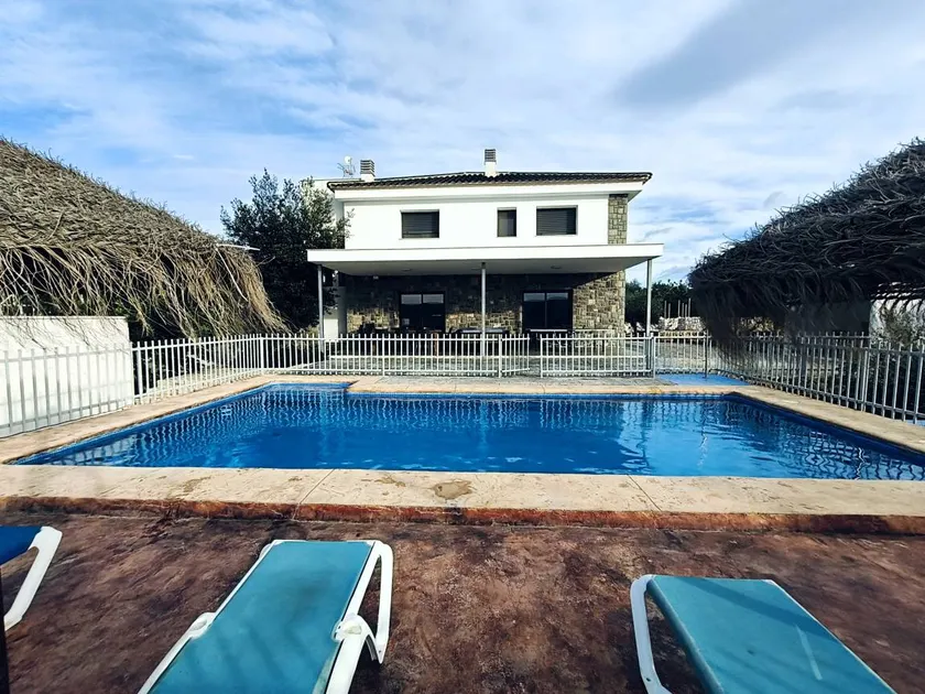 Villa avec jardin, piscine privée et terrasse | Adaptée au travail à distance - Image 1