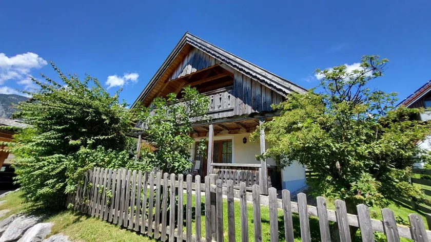 Holiday home with barbeque, garden & terrace | Mountain view - Image 1