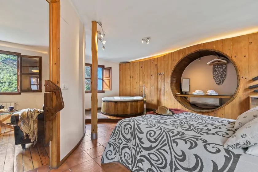 Holiday home with jacuzzi | River view | Dogs allowed - Image 1