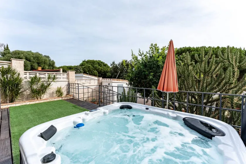 Agréable maison entièrement équipée avec barbecue, jacuzzi et jardin | Vue jardin - Image 1