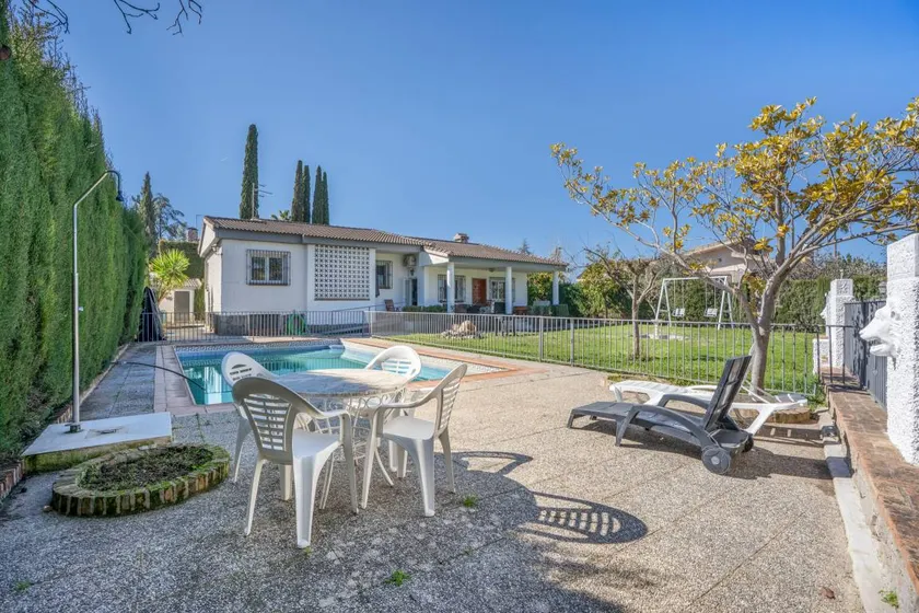 Holiday home with terrace, private pool & fast internet | City view - Image 1