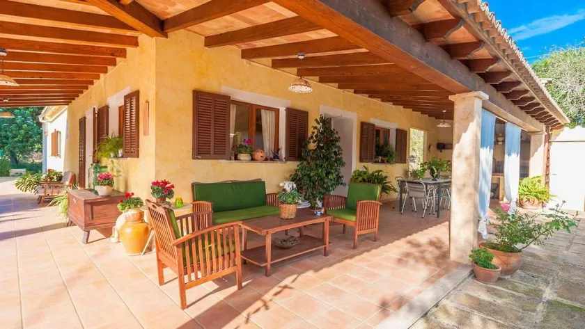 Holiday apartment with pool, garden & barbecue - Image 1
