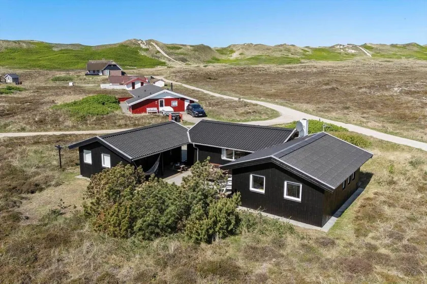 Holiday home with BBQ & terrace - Image 1
