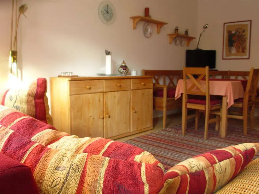 Flat with terrace & garden - Image 1