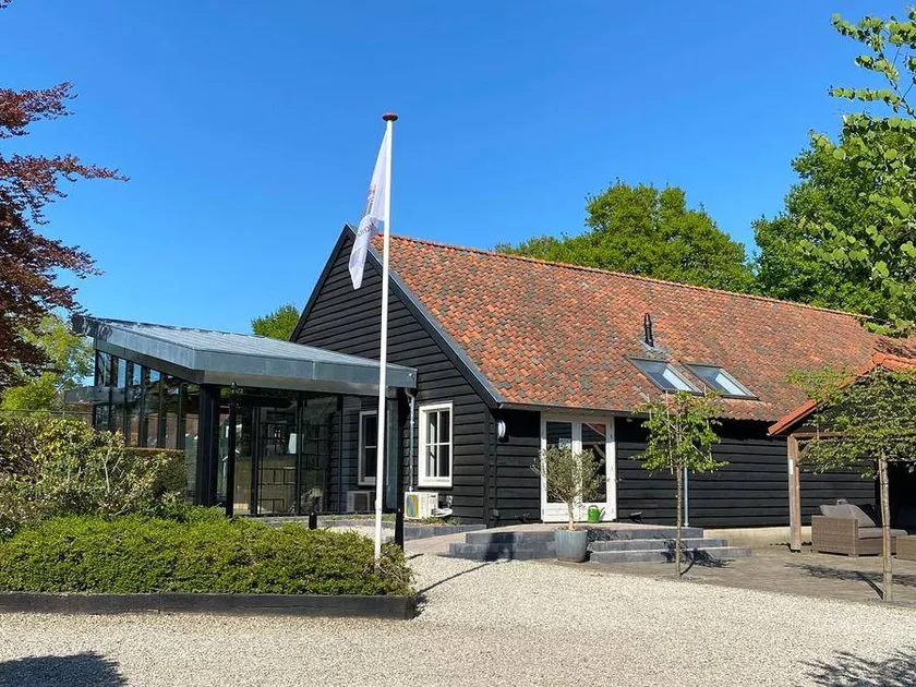 Chalet with garden - Image 1