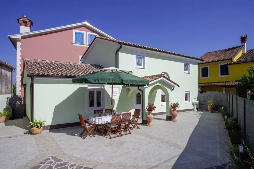 House with terrace, barbeque & garden - Image 1