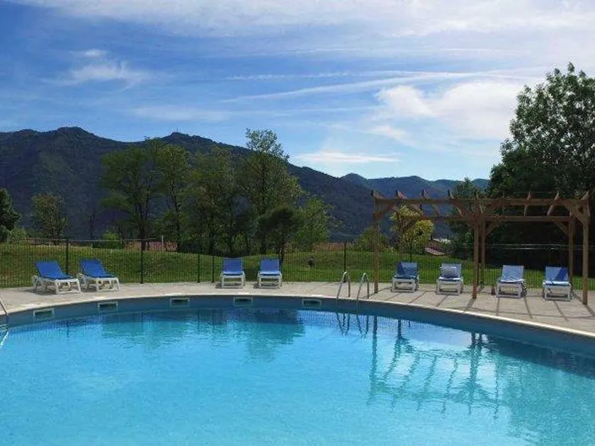 Holiday home with terrace & heated pool - Image 1