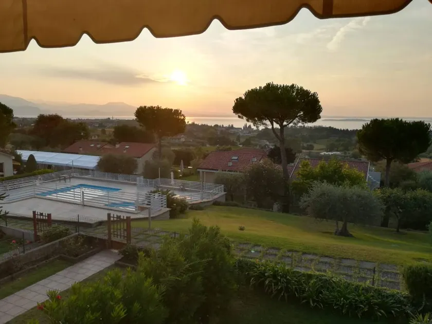 Appartement de vacances convivial et familial avec terrasse et piscine | Vue piscine - Image 1