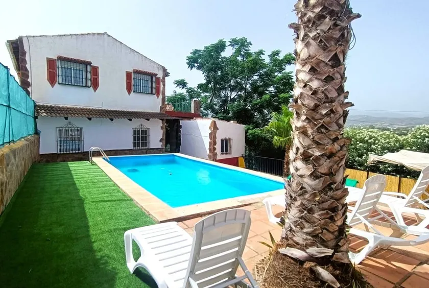 House with private pool, garden & BBQ | Mountain view - Image 1