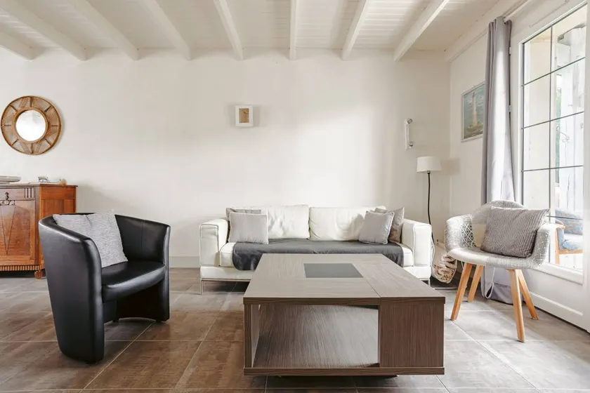 Holiday Home 'Cottage Chaleureux Proche Ocean' with Private Terrace, Wi-Fi and Air Conditioning - Image 1