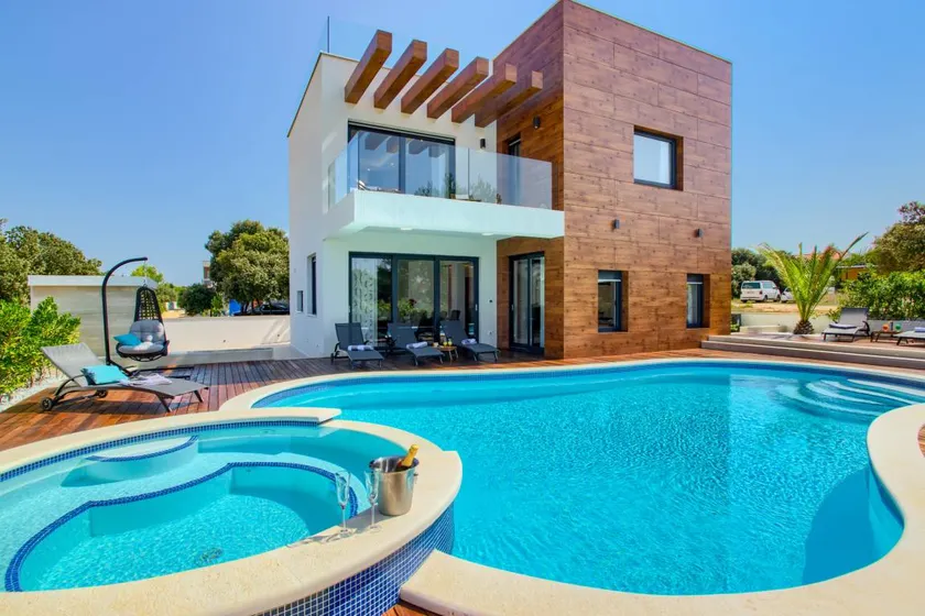 Villa with pool, terrace & barbecue - Image 1