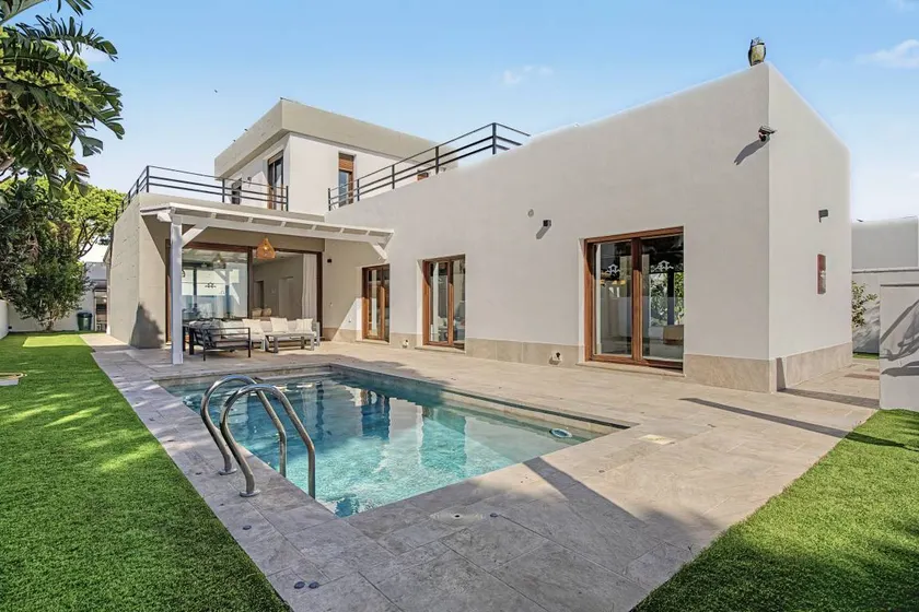 Familienorientierte weiträumige Villa mit Terrasse, privatem Pool und Garten | Haustiere erlaubt - Image 1
