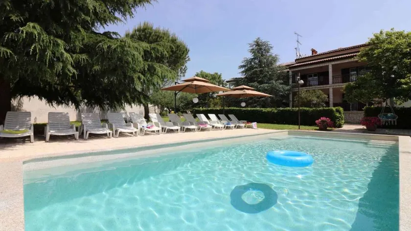 Flat with terrace, BBQ & pool - Image 1