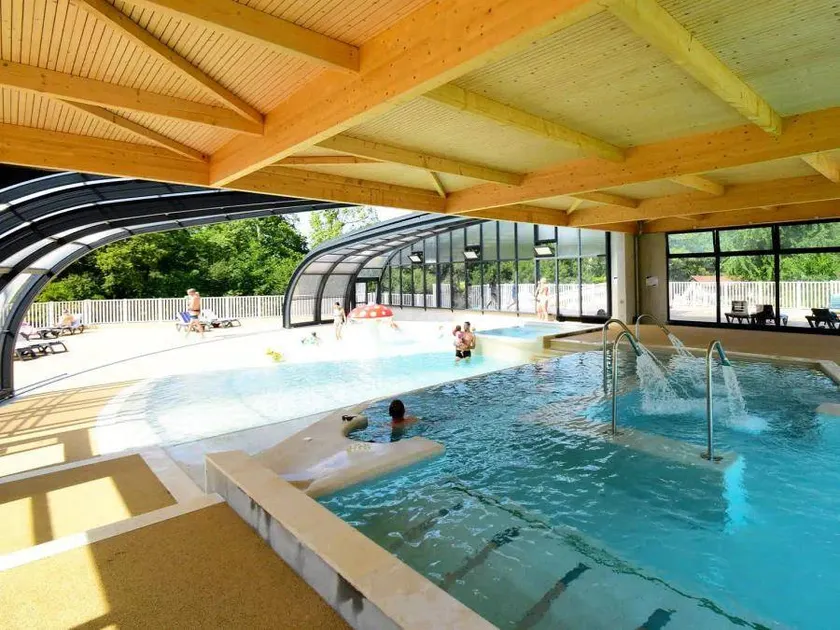 Tente adaptée aux familles avec terrasse et piscine chauffée - Image 1