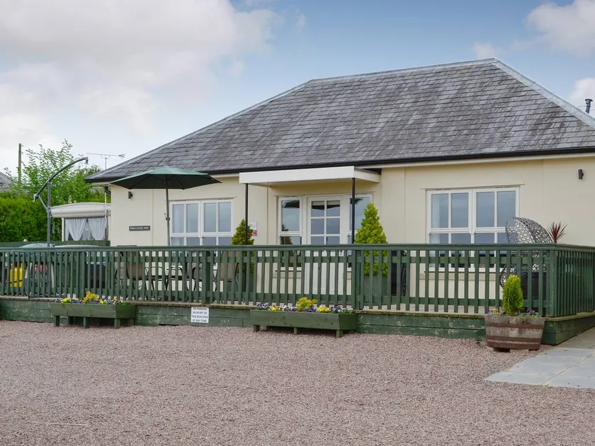 Children-friendly cottage with garden & hot tub | Dogs allowed - Image 1