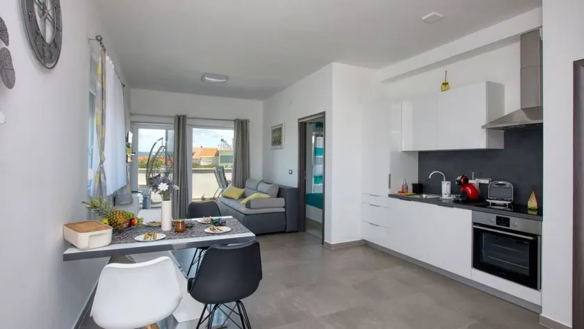 Holiday apartment with hot tub, terrace & barbecue | Sea view | Beach nearby - Image 1