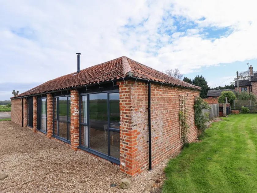 Cottage with garden - Image 1