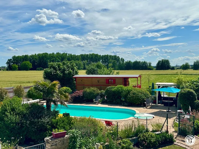 Cottage with garden, pool & barbeque - Image 1