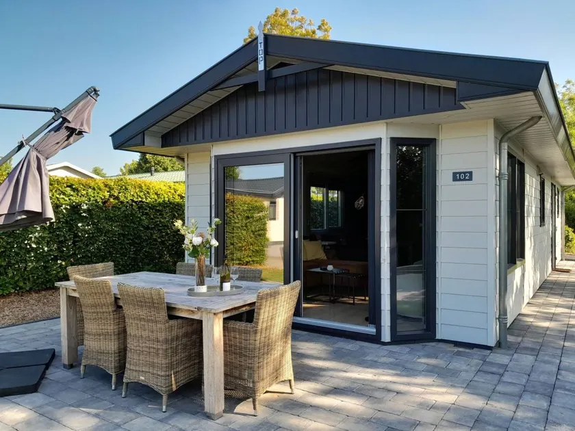 Maison avec jardin, terrasse et piscine chauffée - Image 1